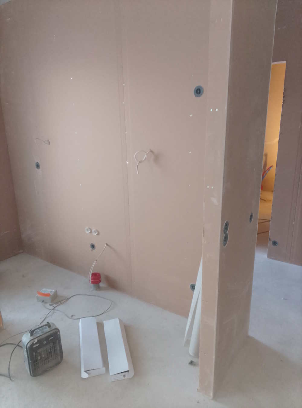 Kipsilevyjen saumaus käynnissä